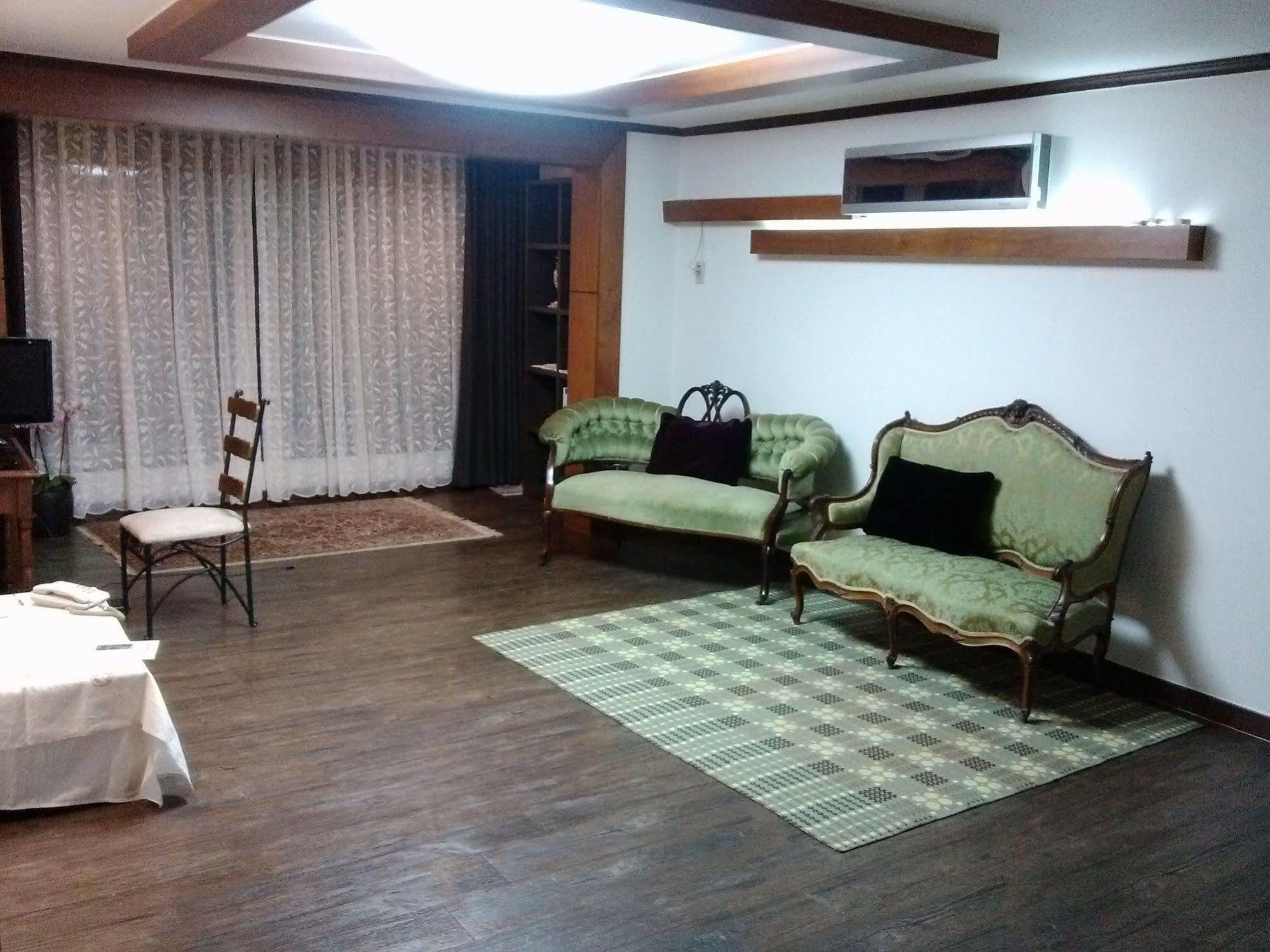 K Star Road Guesthouse - Hostel Séoul Extérieur photo